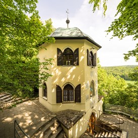 Ausflugsziel: Der denkmalgeschützte Turm mit dem Eingang zur Tropfsteinhöhle. Im ersten Stock befindet sich das kleine Museum.  - Tropfsteinhöhle Schulerloch