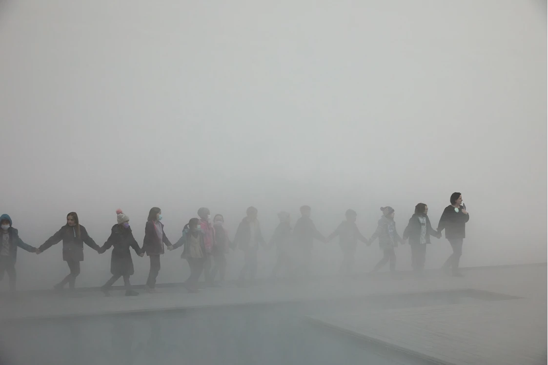 Ausflugsziel: Eine Schulklasse besucht die Ausstellung "Fujiko Nakaya. Nebel Leben" im Haus der Kunst in München. - Haus der Kunst