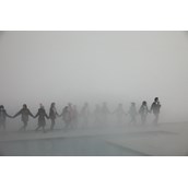 Ausflugsziel - Eine Schulklasse besucht die Ausstellung "Fujiko Nakaya. Nebel Leben" im Haus der Kunst in München. - Haus der Kunst
