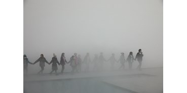 Ausflug mit Kindern - PLZ 80538 (Deutschland) - Eine Schulklasse besucht die Ausstellung "Fujiko Nakaya. Nebel Leben" im Haus der Kunst in München. - Haus der Kunst
