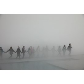 Ausflugsziel: Eine Schulklasse besucht die Ausstellung "Fujiko Nakaya. Nebel Leben" im Haus der Kunst in München. - Haus der Kunst