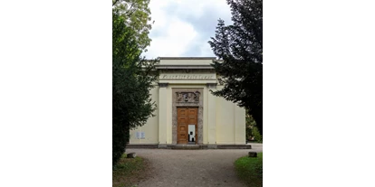 Viaggio con bambini - Eichenau - Außenansicht des Kunstpavillons mit Schriftzug "Kunst ist kein Luxus".
Foto: ©SebastianKissel - Kunstpavillon im alten Botanischen Garten