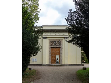 Ausflugsziel: Außenansicht des Kunstpavillons mit Schriftzug "Kunst ist kein Luxus".
Foto: ©SebastianKissel - Kunstpavillon im alten Botanischen Garten
