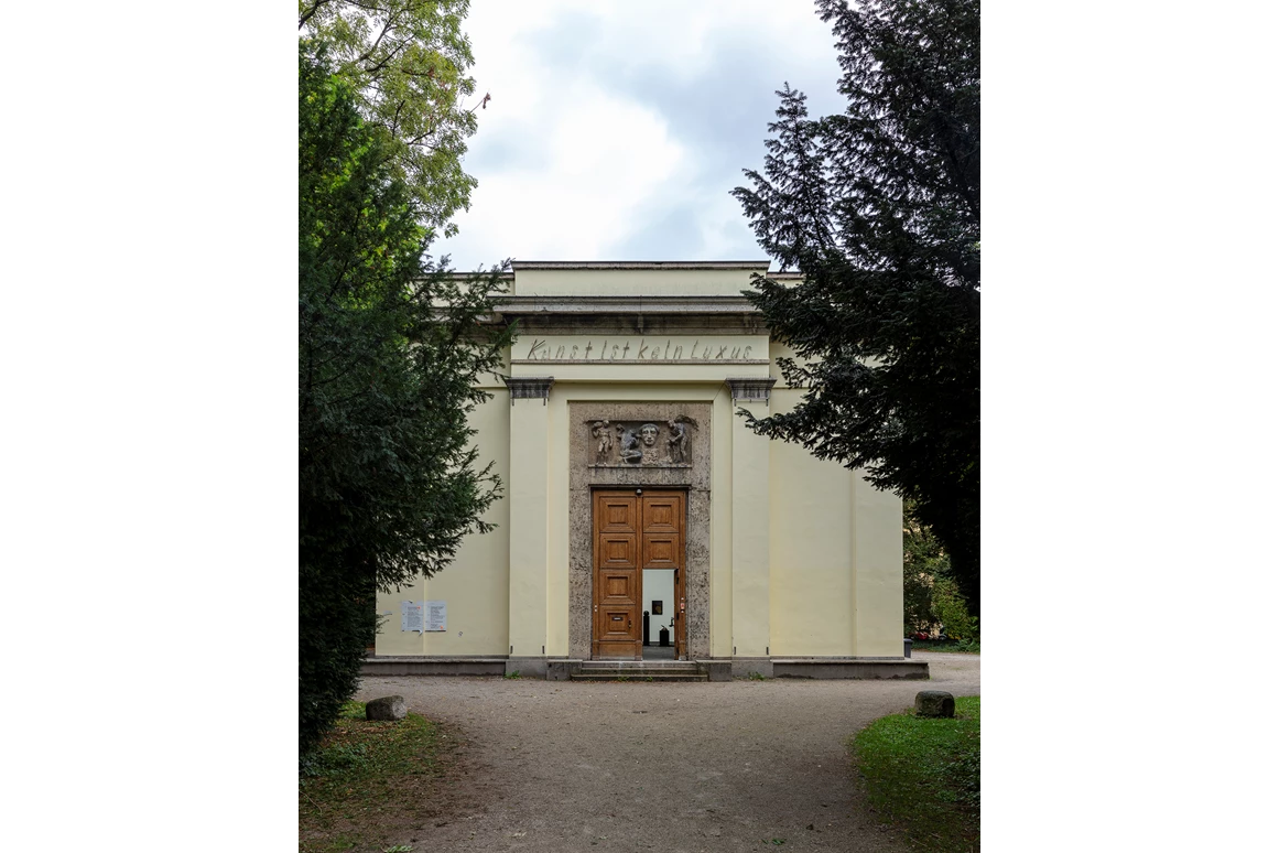 Ausflugsziel: Außenansicht des Kunstpavillons mit Schriftzug "Kunst ist kein Luxus".
Foto: ©SebastianKissel - Kunstpavillon im alten Botanischen Garten