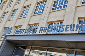 Ausflugsziel: Unser Museum ist in der ehemaligen Hutfabrik Ottmar Reich untergebracht, nur noch dieses Gebäude ist von der Fabrik übrig, hier haben früher über 1000 Menschen Hüte hergestellt.  - Deutsches Hutmuseum