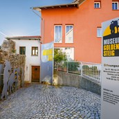 Ausflugsziel - Eingang Museum. Das Museum ist in einem ehemaligen Turm der Waldkirchner Ringmauer untergebracht. - Museum „Goldener Steig“