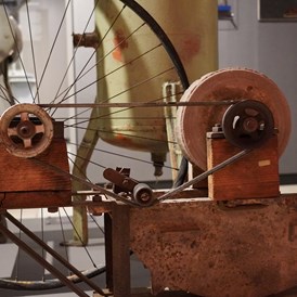 Ausflugsziel: Erste Maschinen in Neugablonz - Isergebirgs-Museum Neugablonz