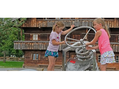 Ausflugsziel: Museum Blaahaus Kiefersfelden
Wasserpielplatz - hier läuft das Wasser nach obeb - Industriemuseum Blaahaus Kiefersfelden