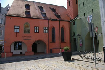 Ausflugsziel: Das Heimatmuseum Vilsbiburg ist im Spitalensemble am Stadtplatz untergebracht.  - Heimatmuseum Vilsbiburg – Kröninger Hafnermuseum