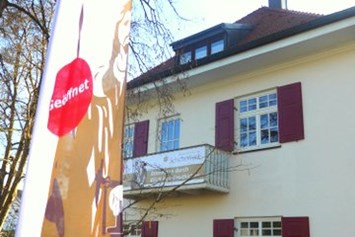 Ausflugsziel: Außenansicht SchichtWerk - Zeitreisen im Wersonhaus Gilching - SchichtWerk – Zeitreisen im Wersonhaus