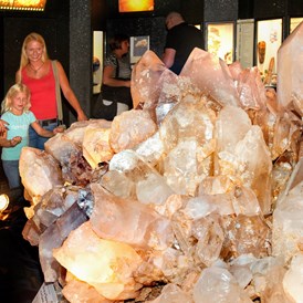 Ausflugsziel: Die größte Bergkristallgruppe der Welt 7,8 to - Kristallmuseum Riedenburg