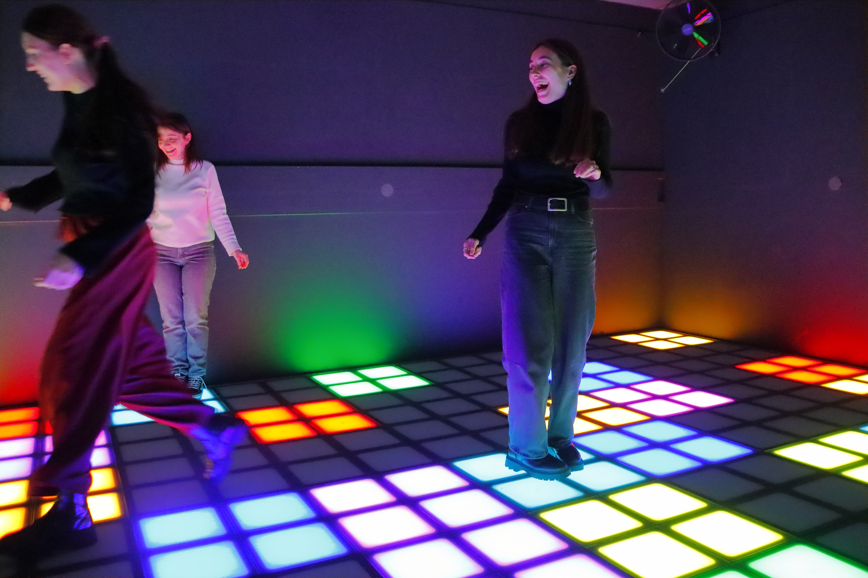 Voyage avec des enfants - erreichbar mit: Bahn - Hannover - funXperience Hannover | NeonGolf & Pixel Games