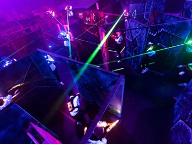 Ausflugsziel: funXperience Bad Oeynhausen | LaserSports, NeonGolf & Mission: Room Escape