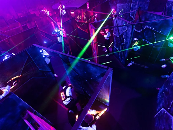 Ausflugsziel: funXperience Bad Oeynhausen | LaserSports, NeonGolf & Mission: Room Escape