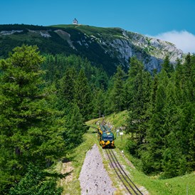 Ausflugsziel: Blick zum Elisabeth Kircherl - Schneebergbahn