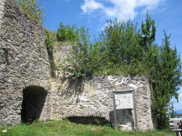 Viaggio con bambini - Alter der Kinder: 6 bis 10 Jahre - Bayerischer Wald - Burgruine mit Wallfahrtskirche in Neurandsberg