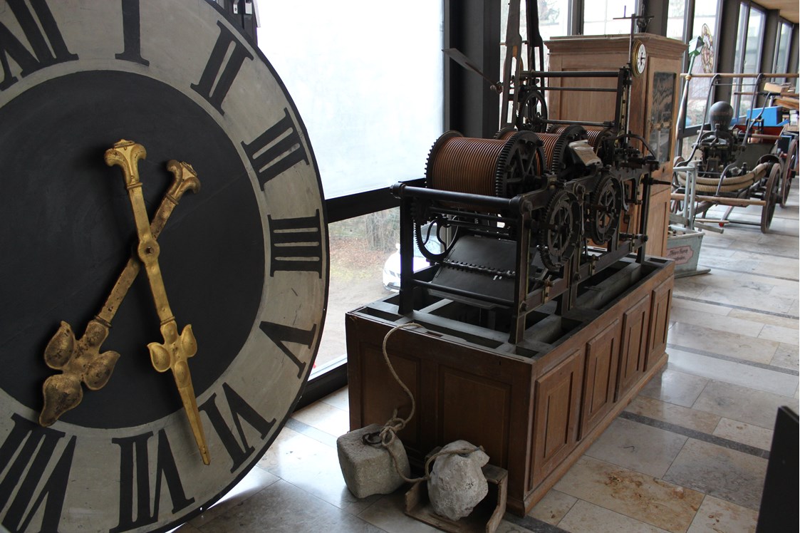 Ausflugsziel: Zifferblatt einer Kirchturmuhr
ehemaliges Uhrwerk von St. Martin, Wertingen - Heimatmuseum Wertingen