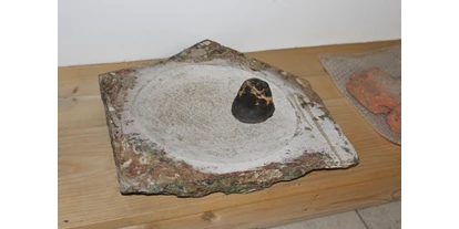 Reis met kinderen - PLZ 86633 (Deutschland) - altes Handwerk: Reibeplatte mit Läufer zur Farbherstllung - Heimatmuseum Wertingen