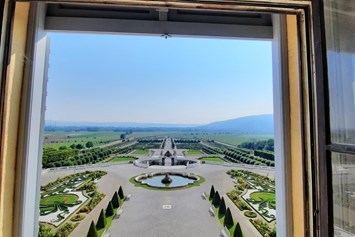 Urlaub: Blick aus dem Fenster von Schloss Hof auf die Gartenanlage - Donau Niederösterreich