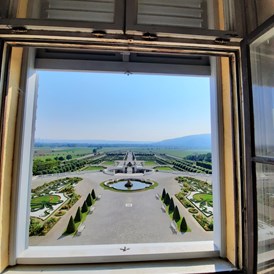 Urlaub: Blick aus dem Fenster von Schloss Hof auf die Gartenanlage - Donau Niederösterreich