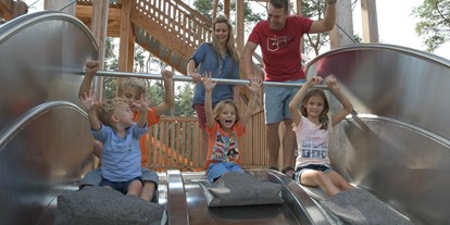 Ausflug mit Kindern - Ausflugsziel ist: ein Spielplatz - Rutschen Spaß im Abenteuergarten für die ganze Familie
© Paul Plutsch - Kittenberger Erlebnisgärten