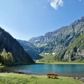 Urlaub: Das Naturjuwel Hintersee eingebettet im Felbertal, im Nationalpark Hohe Tauern, in Mittersill. - Mittersill-Hollersbach-Stuhlfelden