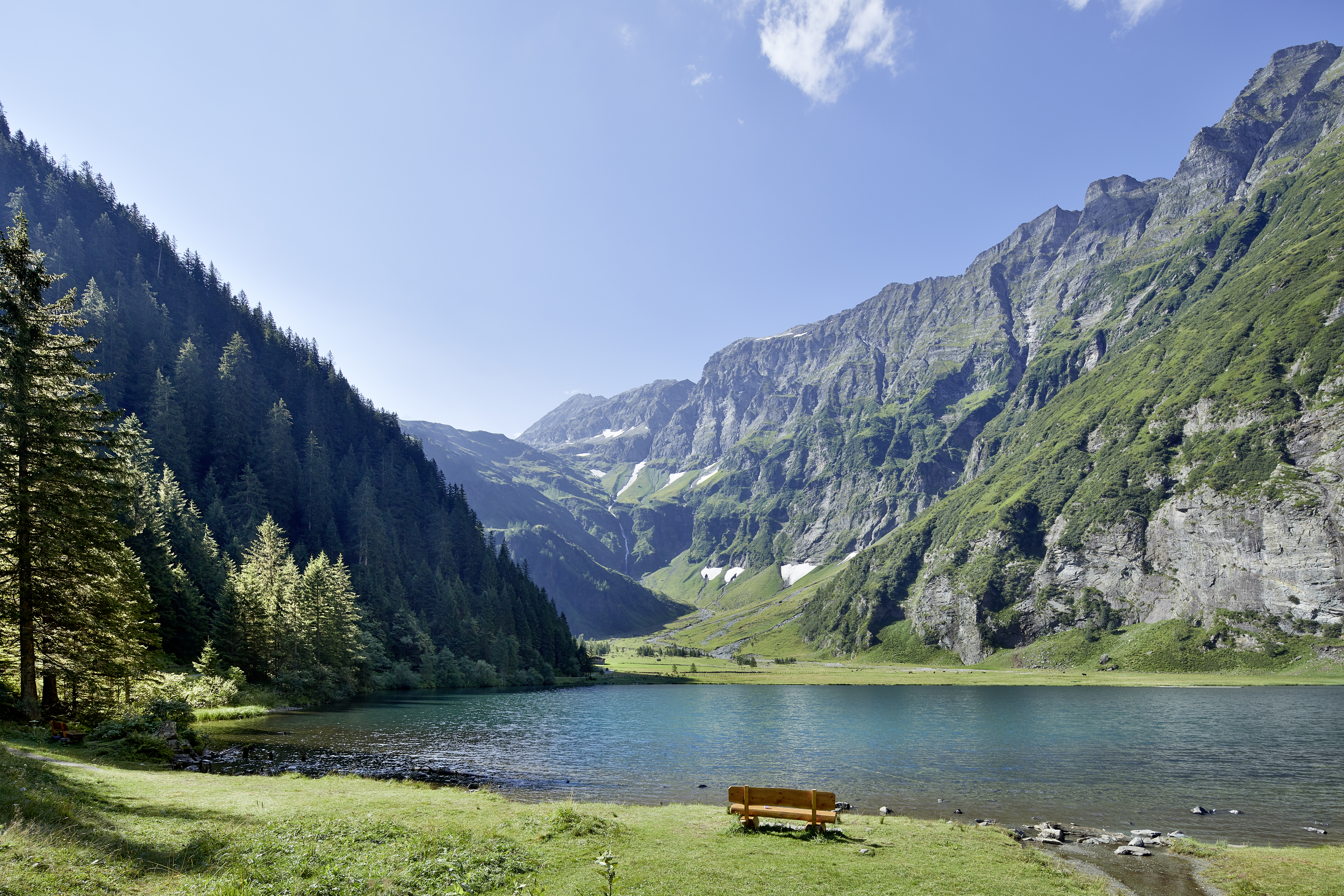 Urlaub: Das Naturjuwel Hintersee eingebettet im Felbertal, im Nationalpark Hohe Tauern, in Mittersill. - Mittersill-Hollersbach-Stuhlfelden