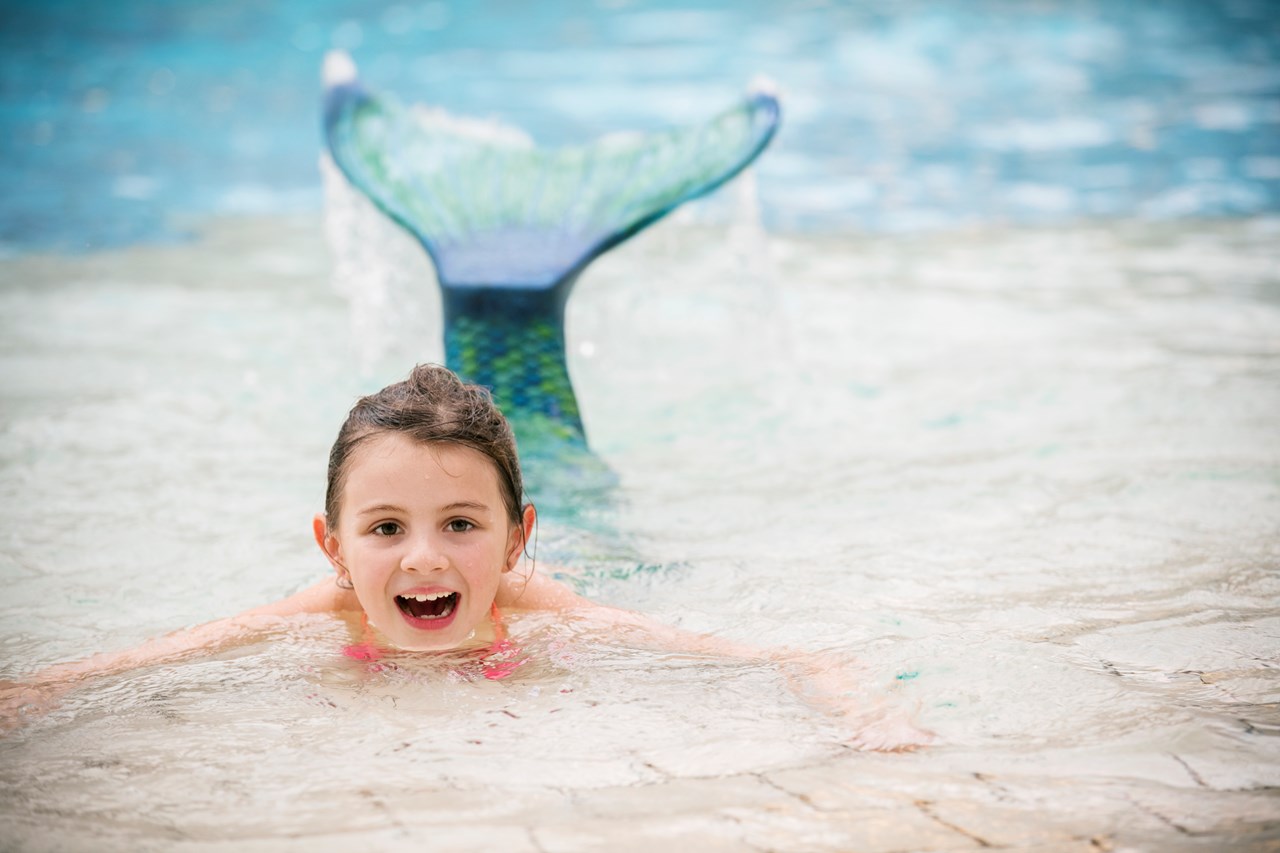 H2O Hotel-Therme-Resort Highlights beim Ausflugsziel Meerjungfrauen schwimmen