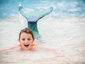 H₂O Hotel-Therme-Resort Highlights beim Ausflugsziel Meerjungfrauen schwimmen