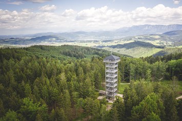Urlaub: Vom Attergauer Aussichtsturm am Lichtenberg bietet sich ein beeindruckender Panormablick. - Attersee-Attergau