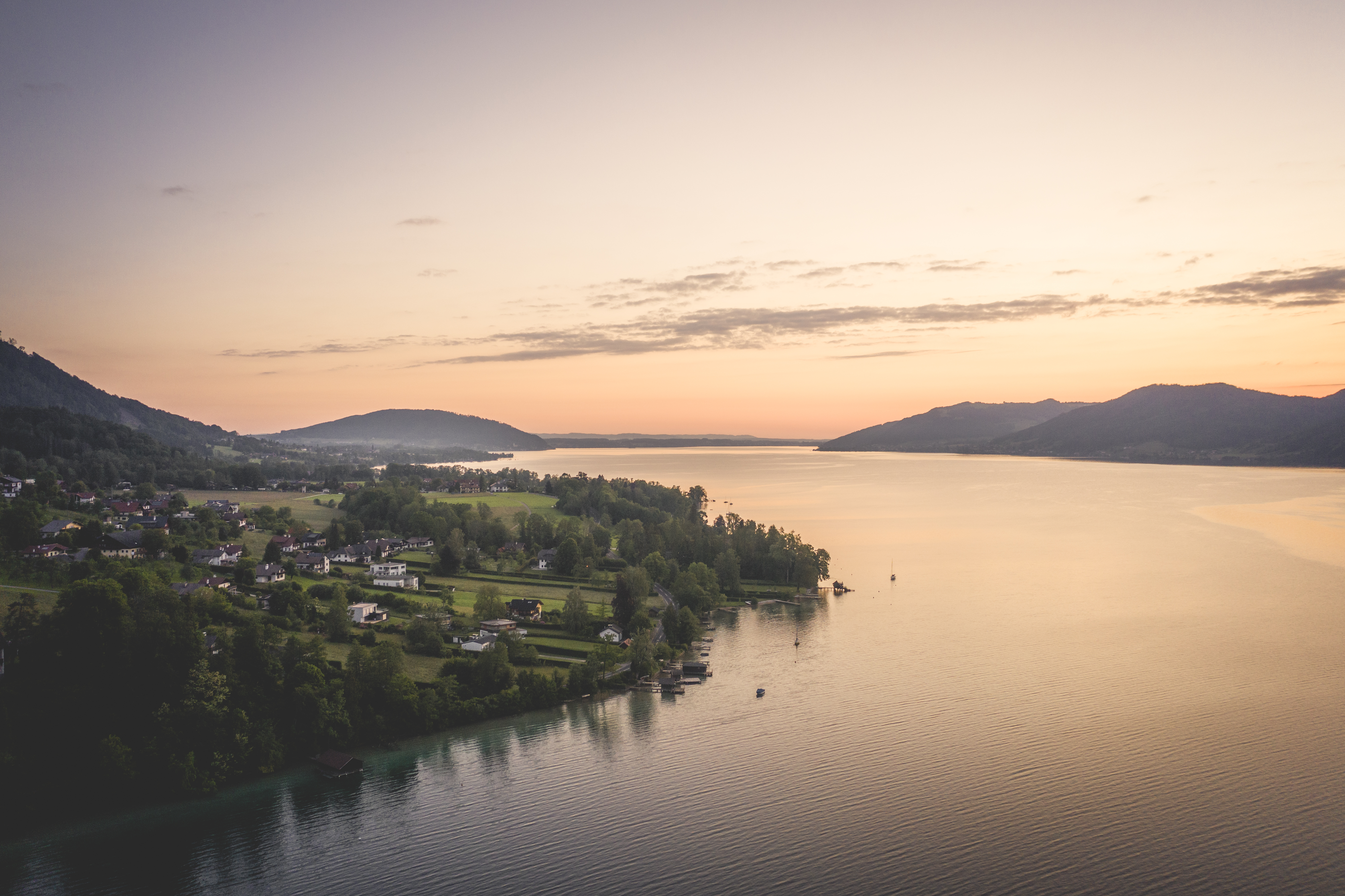 Urlaub: Stimmungsvoller Attersee in der Dämmerung. - Attersee-Attergau