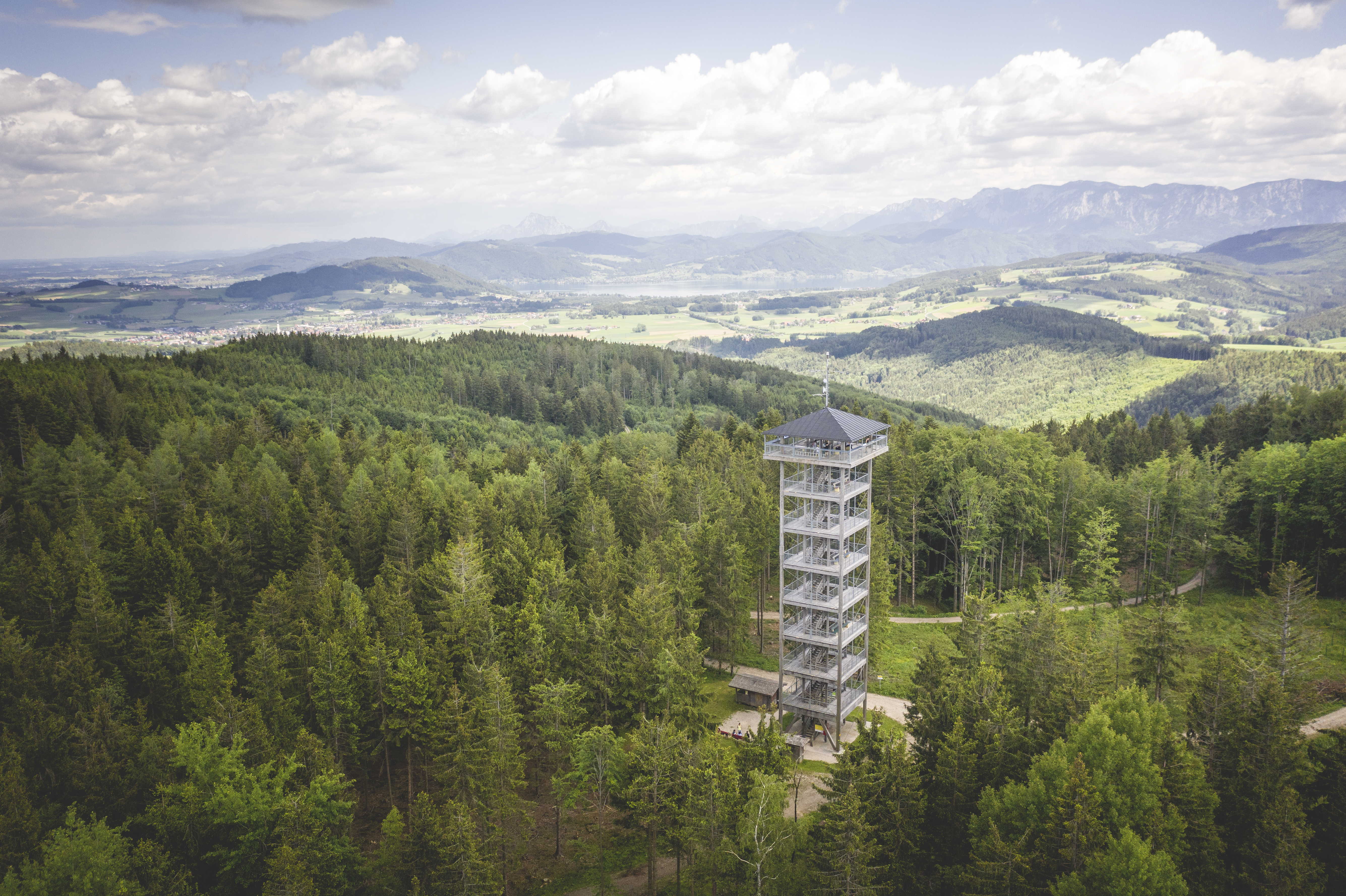Urlaub: Vom Attergauer Aussichtsturm am Lichtenberg bietet sich ein beeindruckender Panormablick. - Attersee-Attergau