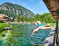 Urlaub: Abkühlung garantiert im Naturbadesee Alvierbad - Willkommen im Brandnertal
