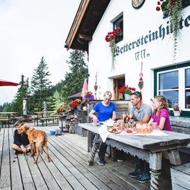Urlaub: Familie auf der Wettersteinhütte - Region Seefeld - Tirols Hochplateau