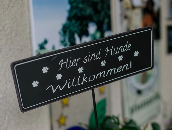 Ausflugsziel: auch im Restaurant sind Hunde erlaubt - Steinschaler Naturgärten