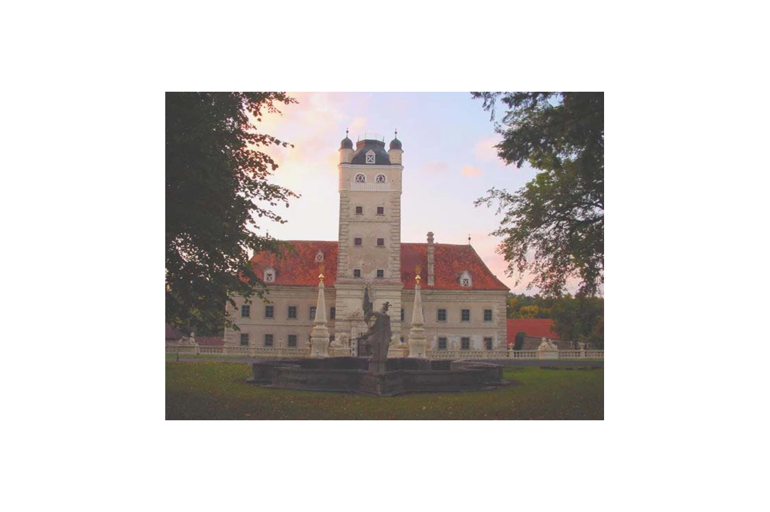Ausflugsziel: Schloss Greillenstein in der Abenddämmerung - Renaissanceschloss Greillenstein
