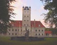 Ausflugsziel: Schloss Greillenstein in der Abenddämmerung - Renaissanceschloss Greillenstein