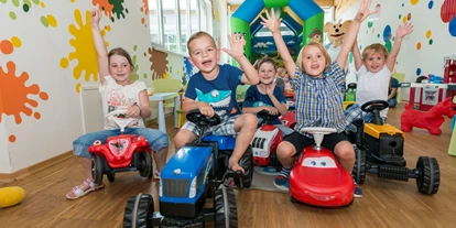 Viaggio con bambini - Geras - Großzügige Spielzone mit Hüpfburg im Innenbereich - DIE KÄSEMACHERWELT