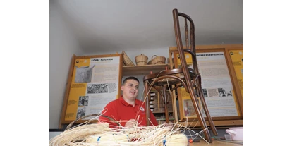 Voyage avec des enfants - Artstetten - zur Korbflechterei gehört auch das Einflechten von Thonetstühlen mit dem Wiener Geflecht   - Kloster-Schul-Werkstätten & Museum Schönbach