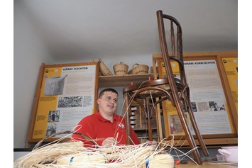Ausflugsziel: zur Korbflechterei gehört auch das Einflechten von Thonetstühlen mit dem Wiener Geflecht   - Kloster-Schul-Werkstätten & Museum Schönbach