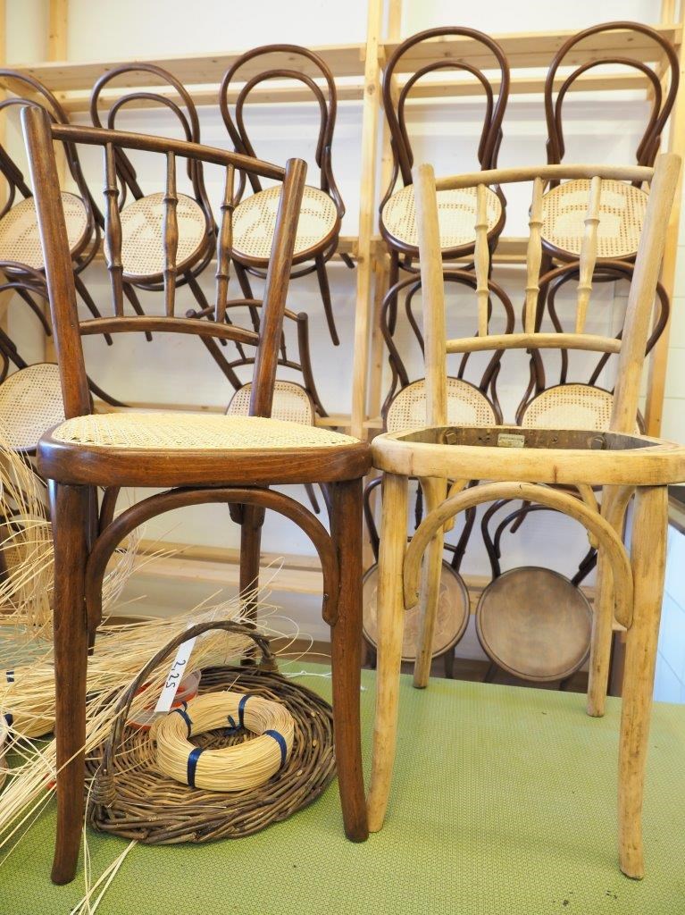 Ausflugsziel: eine große Auswahl an Stühlen werden auch zum Verkauf angeboten, hier gibt es schöne Einzelstücke.  - Kloster-Schul-Werkstätten & Museum Schönbach