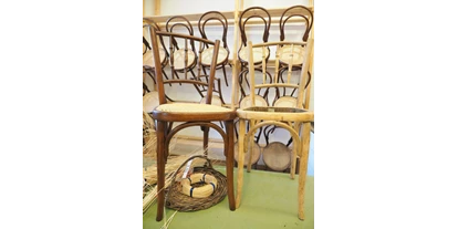 Voyage avec des enfants - Artstetten - eine große Auswahl an Stühlen werden auch zum Verkauf angeboten, hier gibt es schöne Einzelstücke.  - Kloster-Schul-Werkstätten & Museum Schönbach