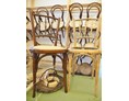 Ausflugsziel: eine große Auswahl an Stühlen werden auch zum Verkauf angeboten, hier gibt es schöne Einzelstücke.  - Kloster-Schul-Werkstätten & Museum Schönbach