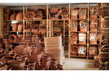 Ausflugsziel: im 1. Österreichischen Korboutlet finden die Gäste eine große Auswahl mit 650 verschiedenen Körben und Größen - Kloster-Schul-Werkstätten & Museum Schönbach