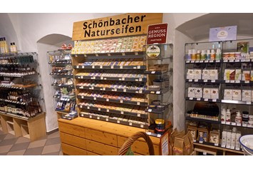 Ausflugsziel: Im Klosterladen finden die Gäste mehr als 650 weitere Produkte sowie natürlich unsere gesamtes Seifensortiment - Kloster-Schul-Werkstätten & Museum Schönbach