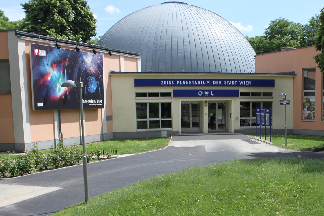 Ausflugsziel: Das Planetarium von außen.  - Planetarium Wien