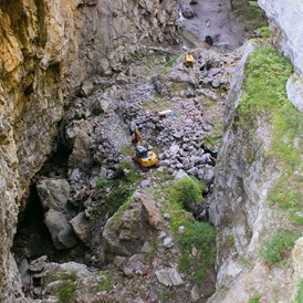 Ausflugsziel: Die Abbruchstelle des Fels, der Bagger darauf wirkt wie Spielzeug - Rappenlochschlucht & Alplochschlucht