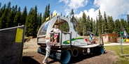 Ausflug mit Kindern - Ausflugsziel ist: ein Freizeitpark - Überdimensionales Holz-Pistengerät - Hopsiland Planai