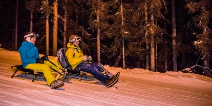 Voyage avec des enfants - Obertraun - Sehr gut beleuchtete Rodelbahn am Abend - Rodelspaß auf der Hochwurzen