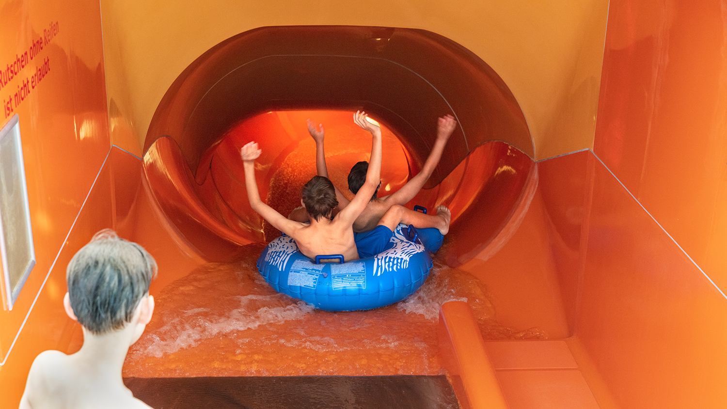 Viaggio con bambini - Witterung: Schönwetter - Baden-Württemberg - Unter Rutschangebot: Die „X-Tube“ bietet Reifenrutschvergnügen der Extraklasse. Bei der „Black Hole-Rutsche“ begibt man sich auf eine 90 Meter lange Rutschpartie im Dunkeln, unterbrochen von modernsten, coolen Licht- und Soundeffekten. - Schenkenseebad